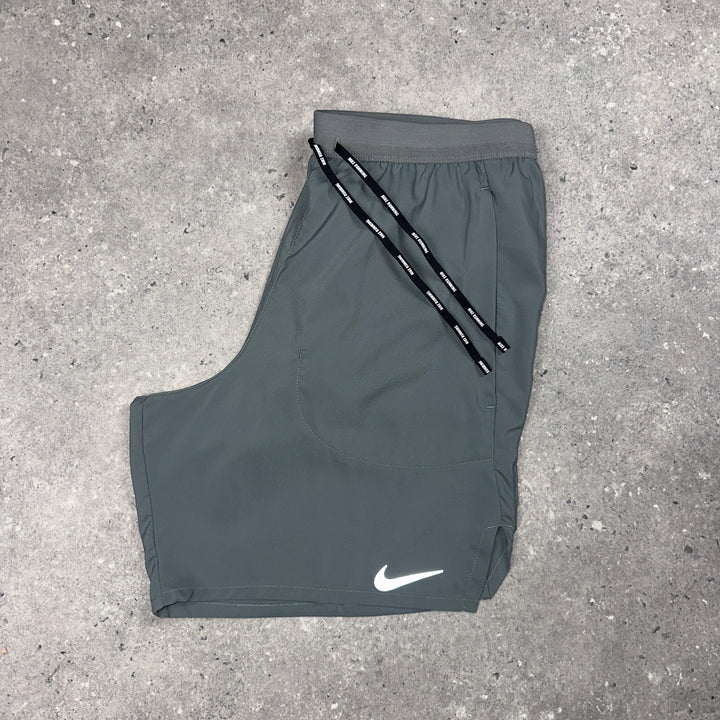 grey shorts